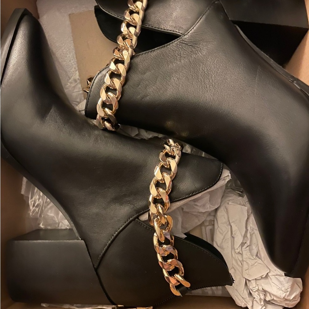 Steve Madden chain boots new size 7